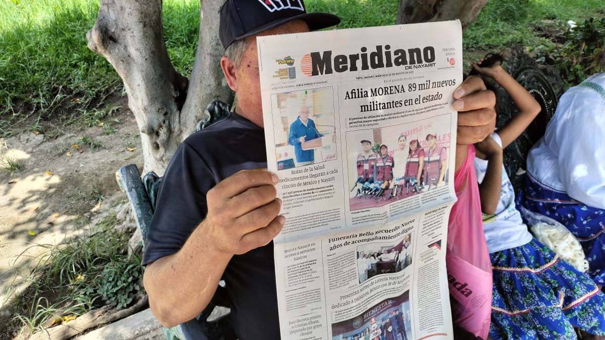 Juan López y su amor por el periódico impreso